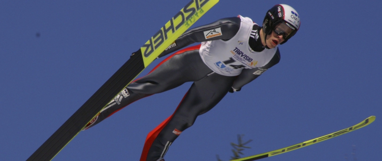 Čeští skokané skončili v úvodním týmovém závodě Světového poháru v Klingenthalu šestí. Tahoun Koudelka předvedl nejlepší skoky večera