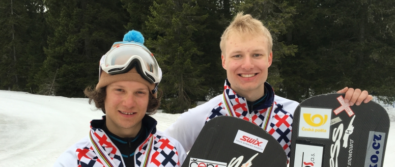 Snowboardcrossaři vezou z MSJ medaili.  Kubičík a Hanko skončili třetí v týmovém závodě