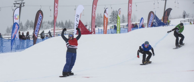 Juniorskými mistry světa ve snowboardcrossu jsou Švýcar Koblet a Ruska Paulová