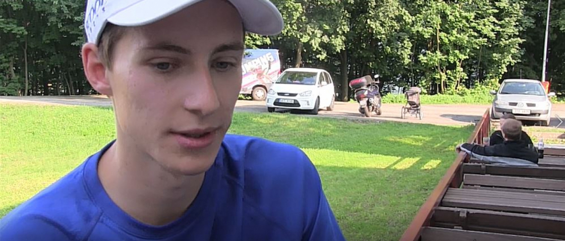 Viktor Polášek potvrdil formu ze sobotního závodu, v Rasnově skončil třináctý. Ostatní Češi byli diskvalifikováni