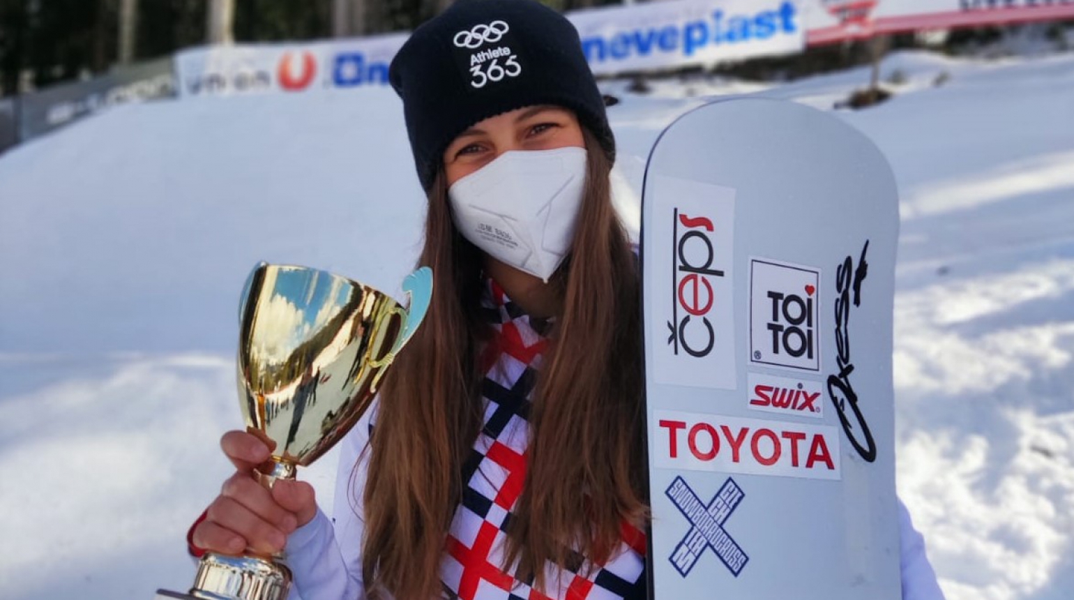 První stupně vítězů v Evropském poháru. Snowboardcrossařka Strnadová byla v Reiteralmu třetí