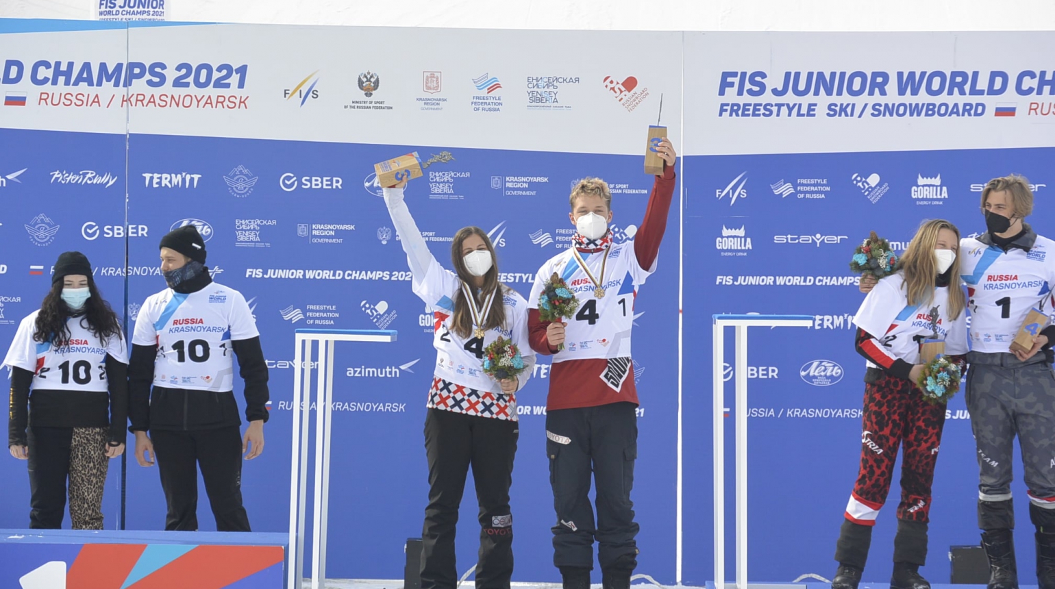 Čtvrtá medaile na MSJ! Snowboardcrossaři Strnadová s Tatarkem slaví bronz v týmech