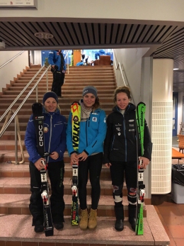 Martina Dubovská (uprostřed) zvítězila 2x v závodech FIS v Levi