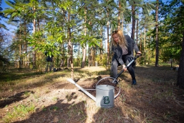 T. Kmochová sází svůj strom v Botanické zahradě v pražské Troji