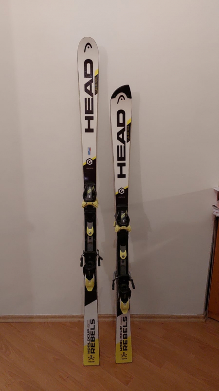 Juniorské sjezdové lyže