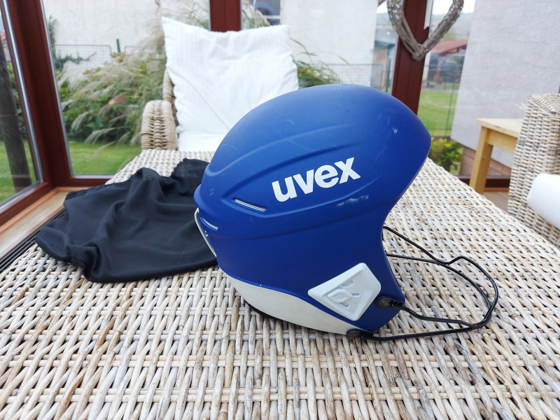 Lyžařská helma Uvex Race + - vel 56/57 cm + chránič