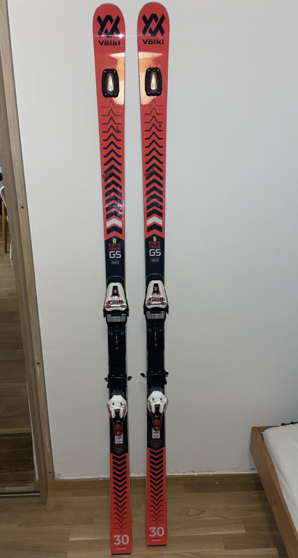 Prodám jednu sezónu ježděné GS juniorské lyže.