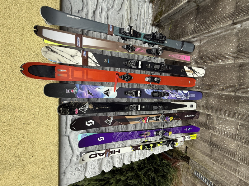 Různé skialpy freeride lyže