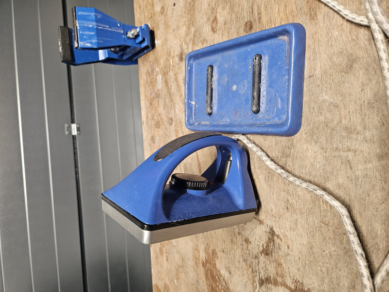 Žehlička na voskování skluznic