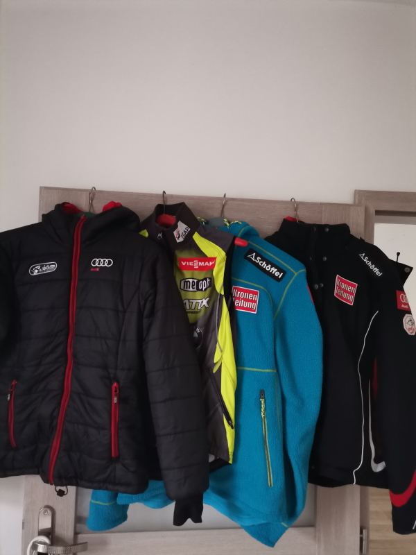 Závodní bundy, vesty