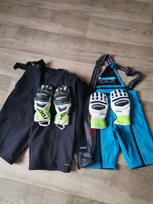 Závodní lyžařské kraťasy, rukavice