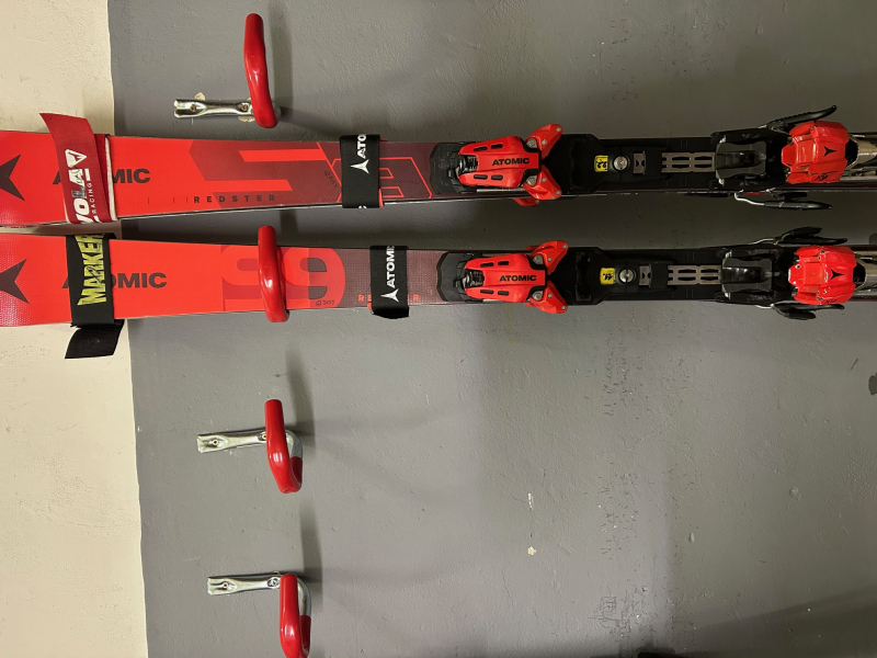 2 páry slalomek Atomic s vázáním