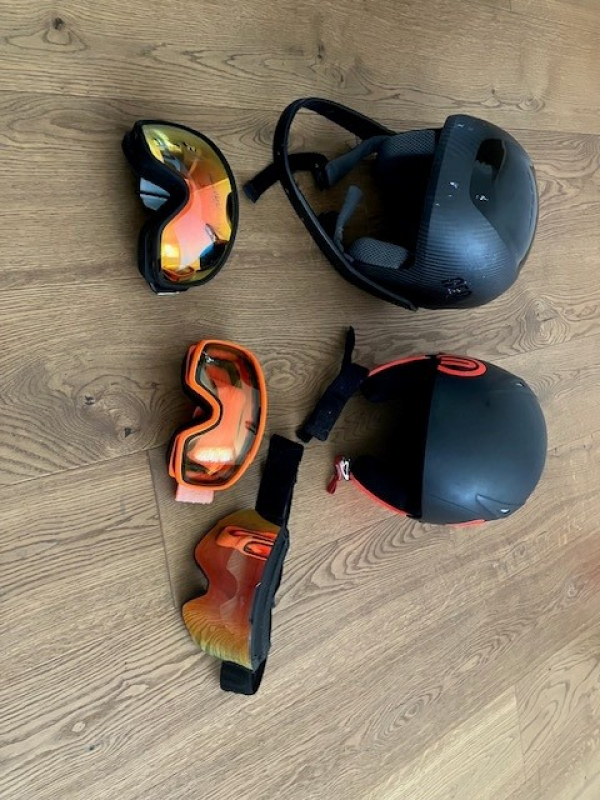 Helmy a brýle značky NEON