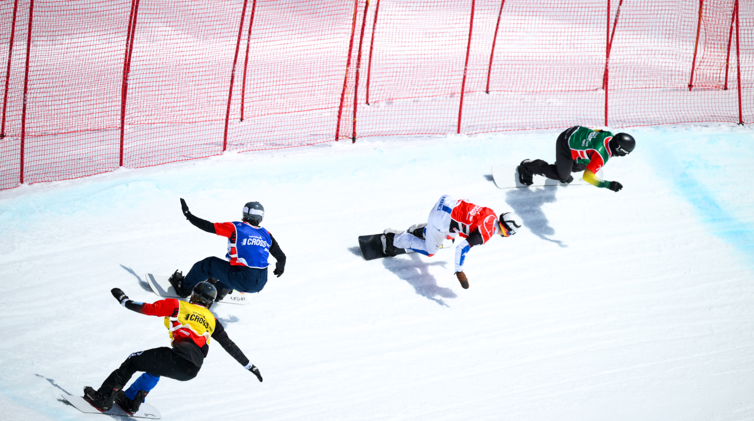 MSJ ve snowboardcrossu: V týmovém závodě začala česká dvojice suverénně, naděje zhasly ve čtvrtfinále