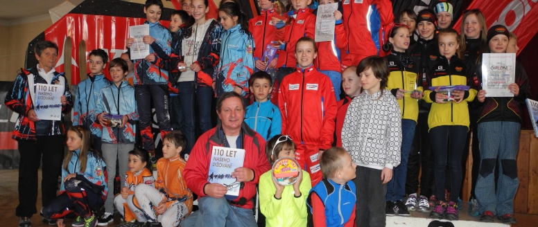 Vyhlášení nejúspěšnějších žáků v běhu na lyžích ve Skuhrově.
