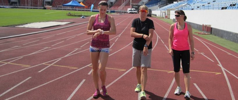 Tartan, překážky a schody na Julisku. Akrobatka Sudová je opět Rychlou holkou