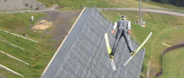 Ještědské můstky jsou pro skokany oříškem. „Kdo umí skákat tady, umí to všude,“ říká s nadsázkou trenér Schallert