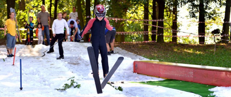 Svaz lyžařů se na letním festivalu Sporťáček znovu pochlubí přírodním sněhem