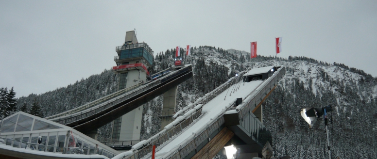 Turné čtyř můstků: Kvalifikaci v Oberstdorfu ovládl Slovinec Prevc, Čechům se nedařilo