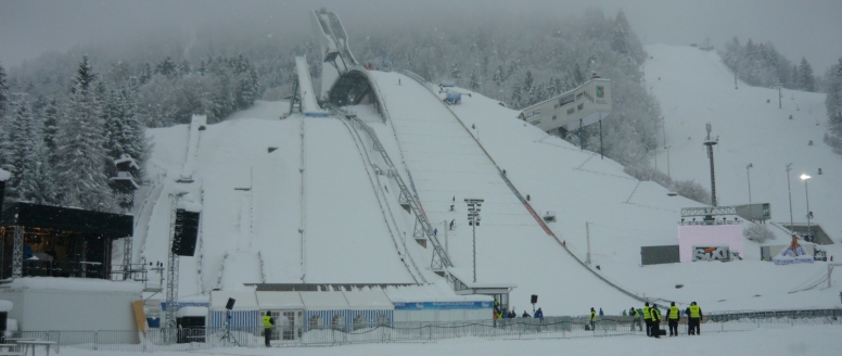 Turné čtyř můstků pokračuje v Ga-Pa. Do novoročního závodu postupují Koudelka, Matura i Janda