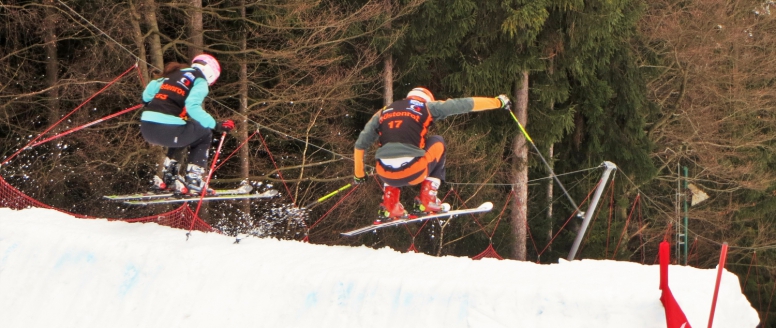 Skicrossový víkend v Jizerkách. Na Tanvaldském Špičáku závodila téměř stovka nadšenců