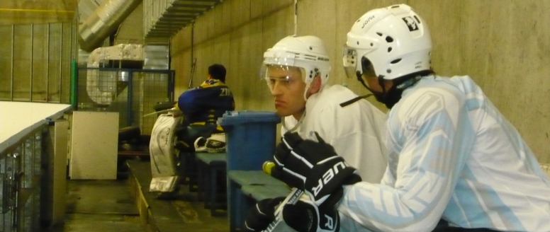 Čeští skokané si v Liberci vyzkoušeli roli hokejistů