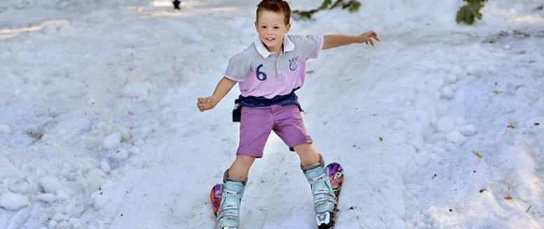 Sporťáček přivezl do pražského babího léta sníh pro malé lyžaře i Řezáče