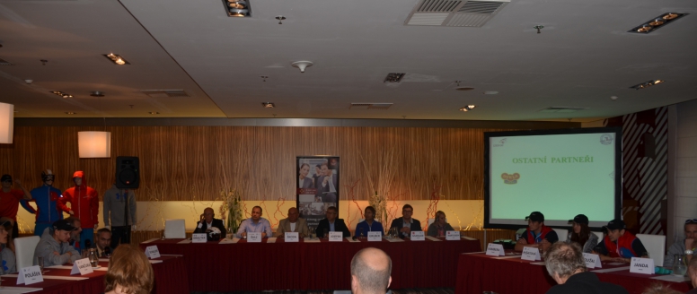 Tisková konference Úseku skoku na lyžích: Chceme vyskákat medaile, neskrývá ambice před sezónou trenér Schallert