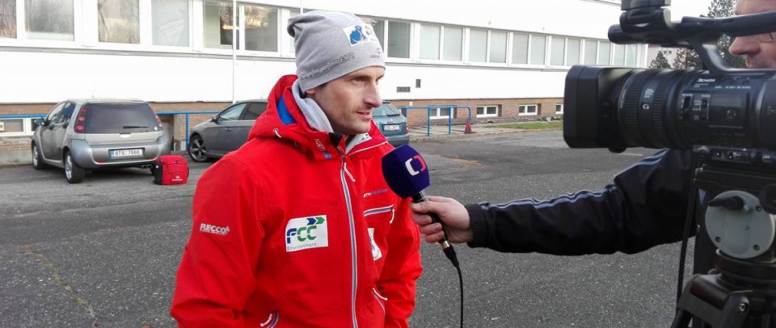 První závod Turné čtyř můstků v Oberstdorfu ovládl Němec Freund, z Čechů byl nejlepší dvaadvacátý Jakub Janda