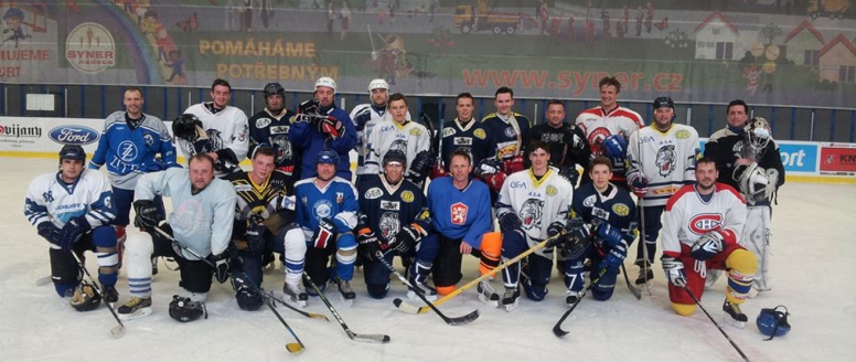 Skokané si zpestřili volno hokejem