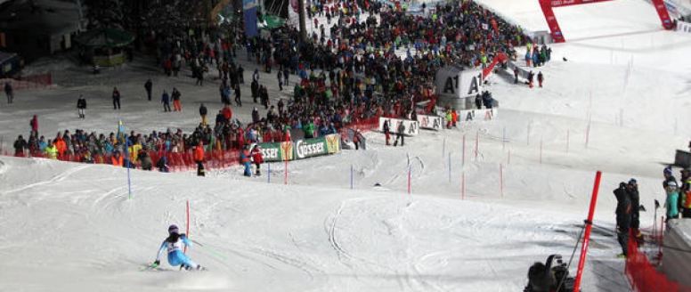 Desáté místo Šárky Strachové v nočním slalomu SP ve Flachau