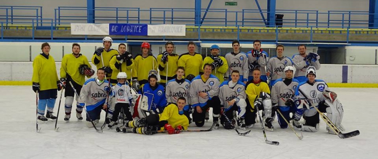 Skokani odpočívají po sezoně, volno si zpestřili hokejem