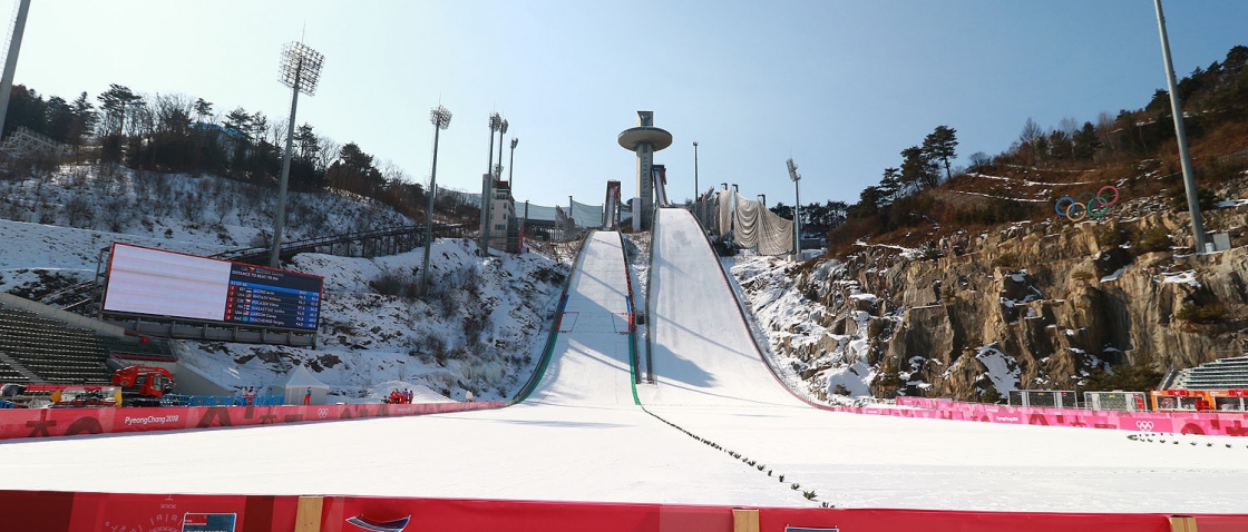 Kvalifikace na střední můstek českým skokanům nevyšla, do závodu postoupili jen Koudelka a Polášek