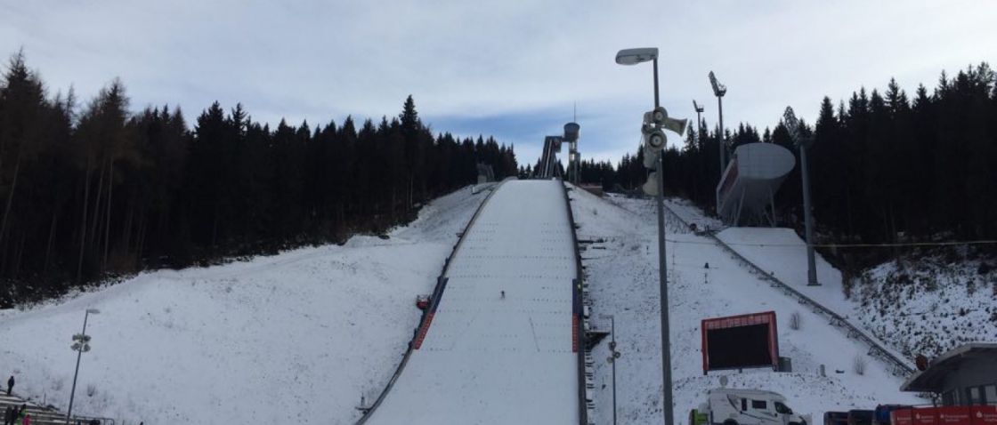 Lindvik je po vítězství v Klingenthalu novým lídrem Kontinentálního poháru, Sakala vylepšil své maximum devátým místem