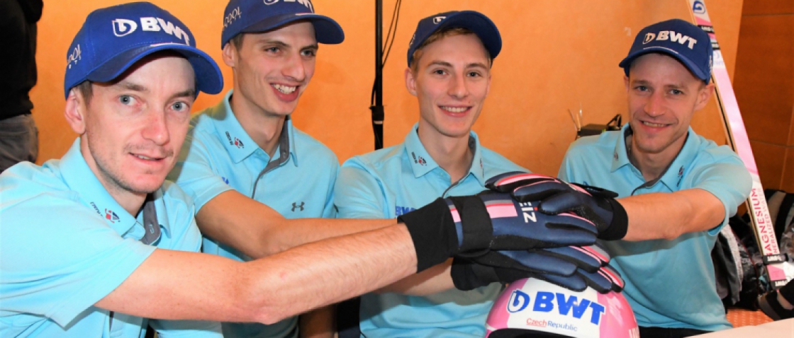 Kvalifikaci na první závod vyhrál Rus Klimov, v neděli budou skákat i Koudelka, Polášek a Hlava