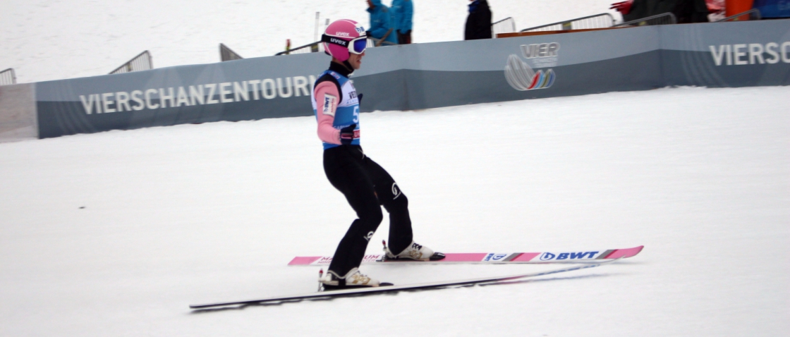 Roman Koudelka v kvalifikaci opět v desítce, další tři čeští skokani nepostoupili. Vyhrál Kubacki