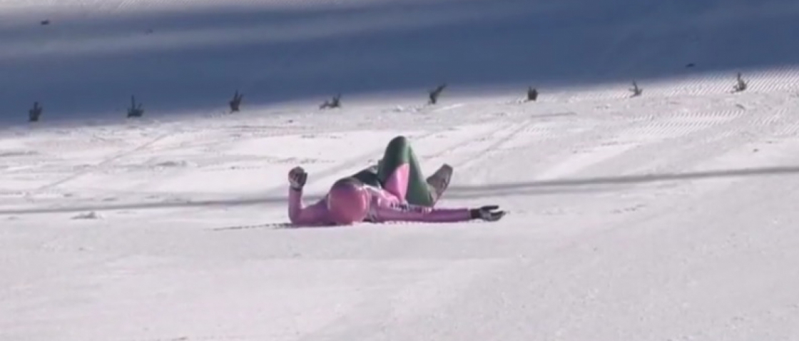 SP v Oberstdorfu: Pešatovou po pádu museli odnést na nosítkách