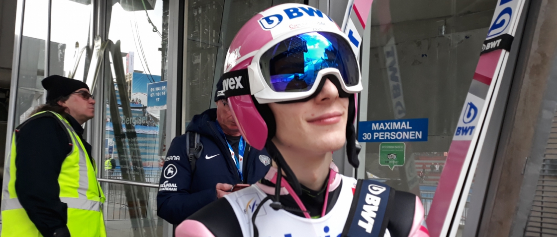 Kvalifikaci ovládl obhájce zlata Stefan Kraft, čeští skokani byli stoprocentní