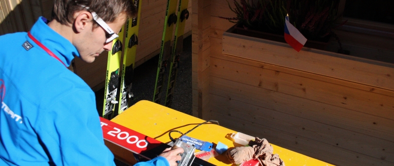 Skokani pilují formu v ledové stopě i za umělého osvětlení