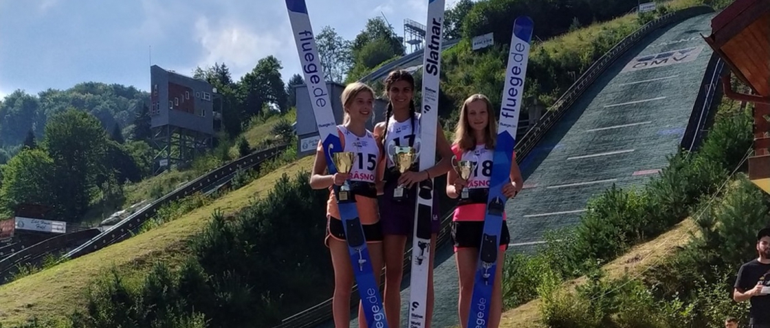 FIS Cup v Rasnově: Ptáčková s Ulrichovou na stupních, Holík v první desítce