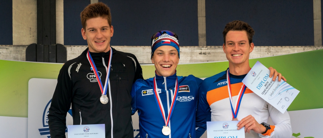 Vítězi individuálního závodu na MČR v běhu na kolečkových lyžích Štvrtecký a Razýmová