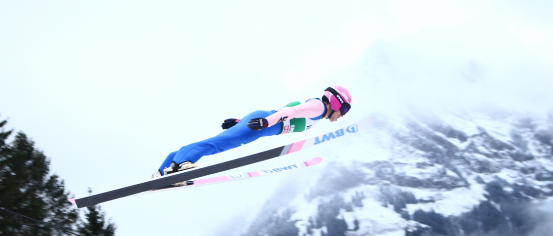 Větrnou loterii v Engelbergu vyhrál Rjoju Kobajaši, Češi nebodovali. Na řadu nyní přijde Turné