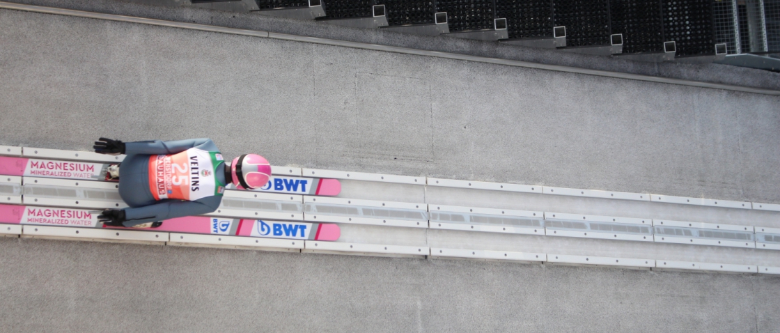 Tři čeští skokani postoupili z kvalifikace do hlavního závodu v Ga-Pa, vyhrál domácí Geiger