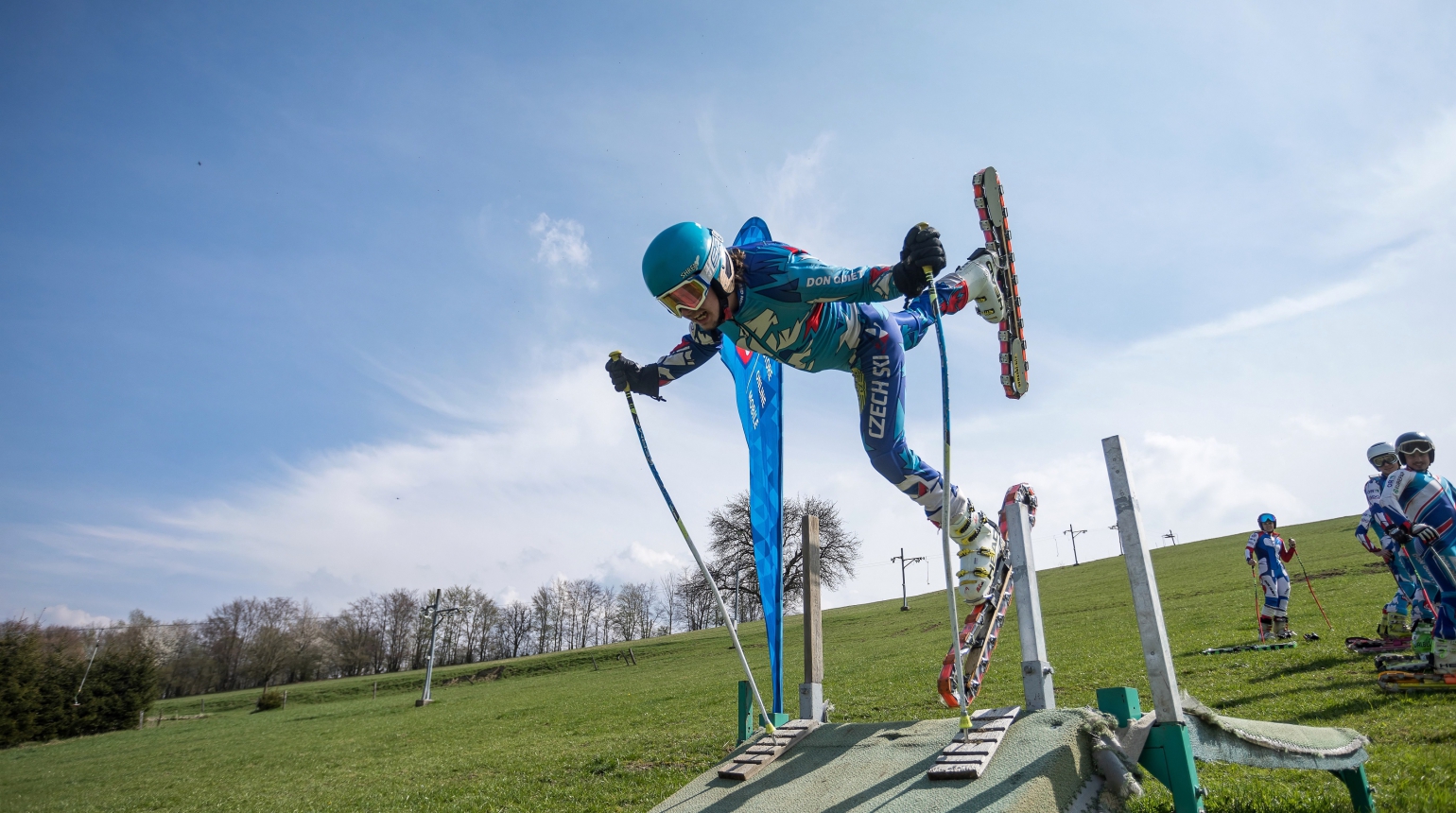 Světový šampionát v travním lyžování míří do Česka. Na mistrovském svahu proběhl první trénink