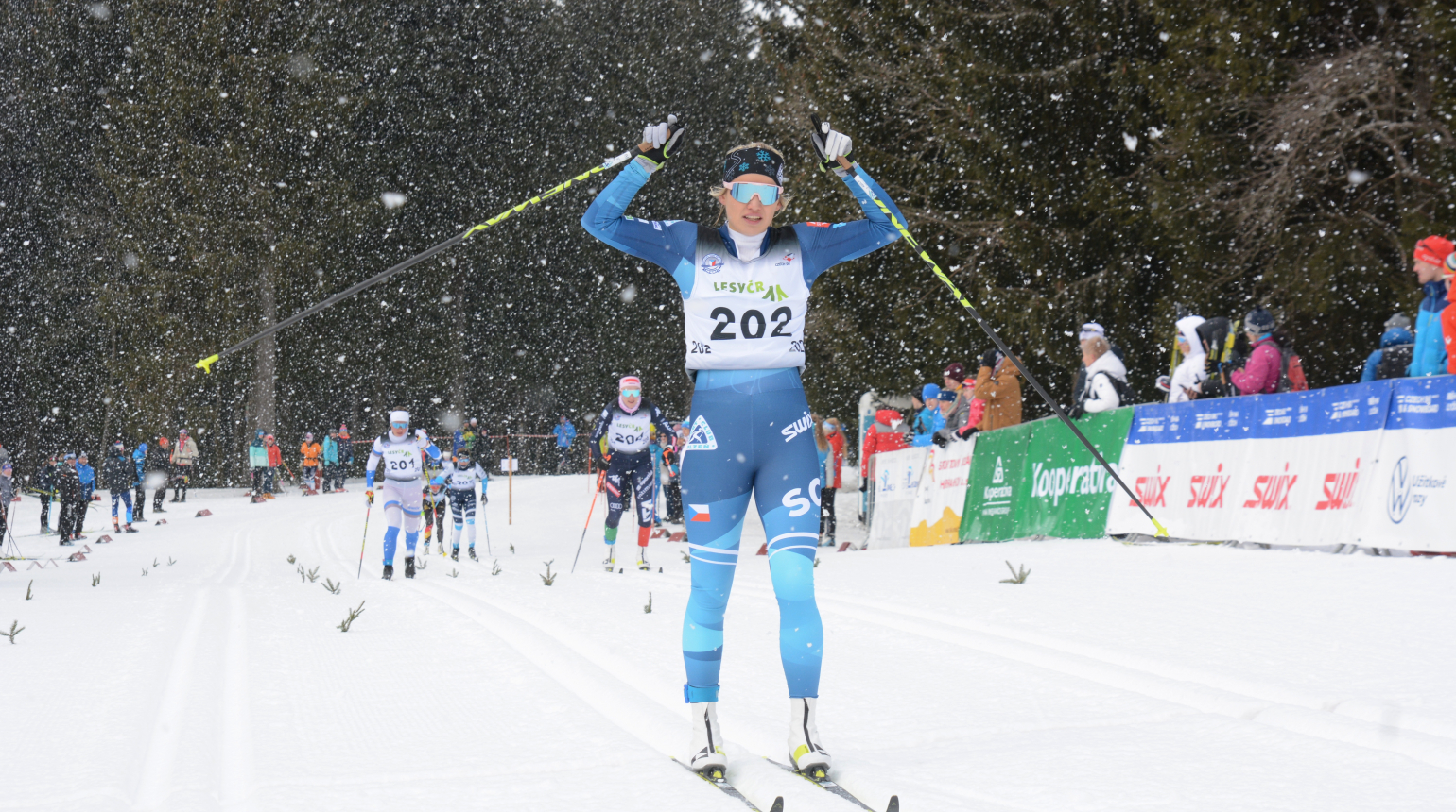 Český pohár běžců na lyžích na Božím Daru odstartoval vítězstvím Šellera a Novákové