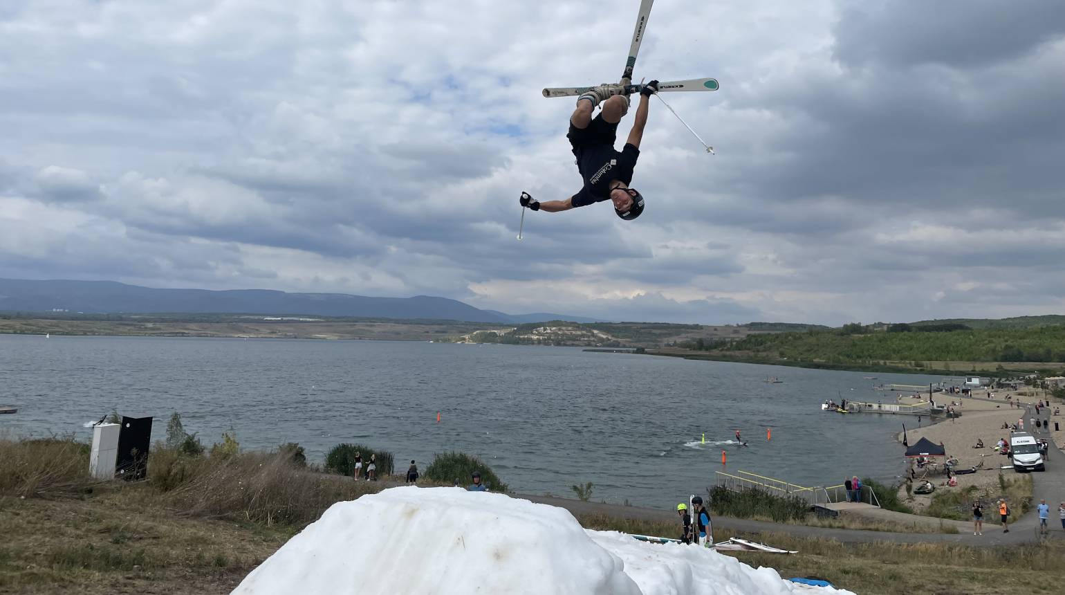 Akrobatičtí lyžaři se představili na exhibici v rámci festivalu The Most Fest