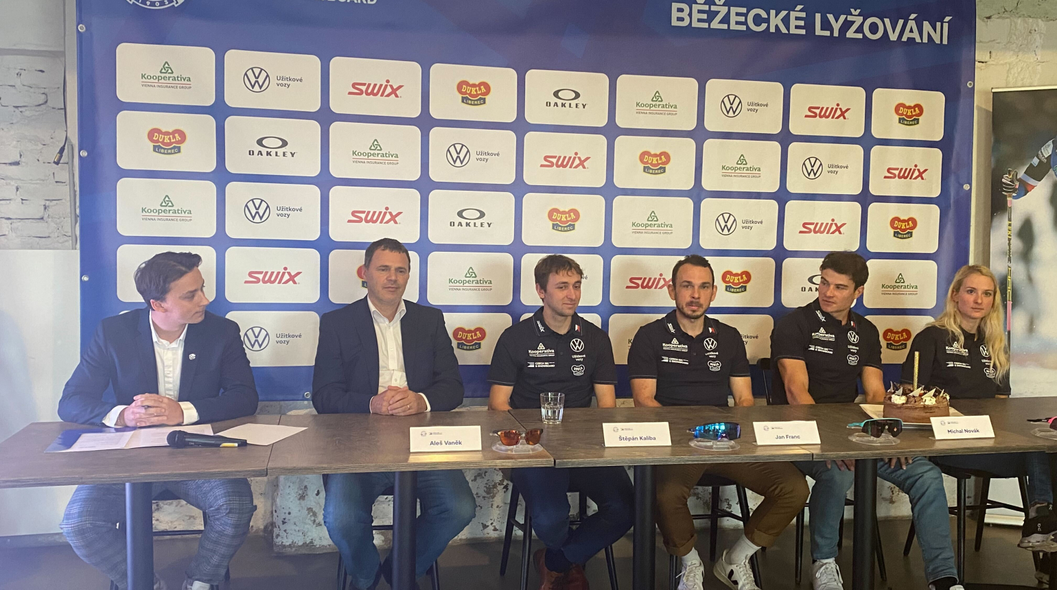 Běžci na lyžích mají za sebou tiskovou konferenci, zimní sezóna je za dveřmi