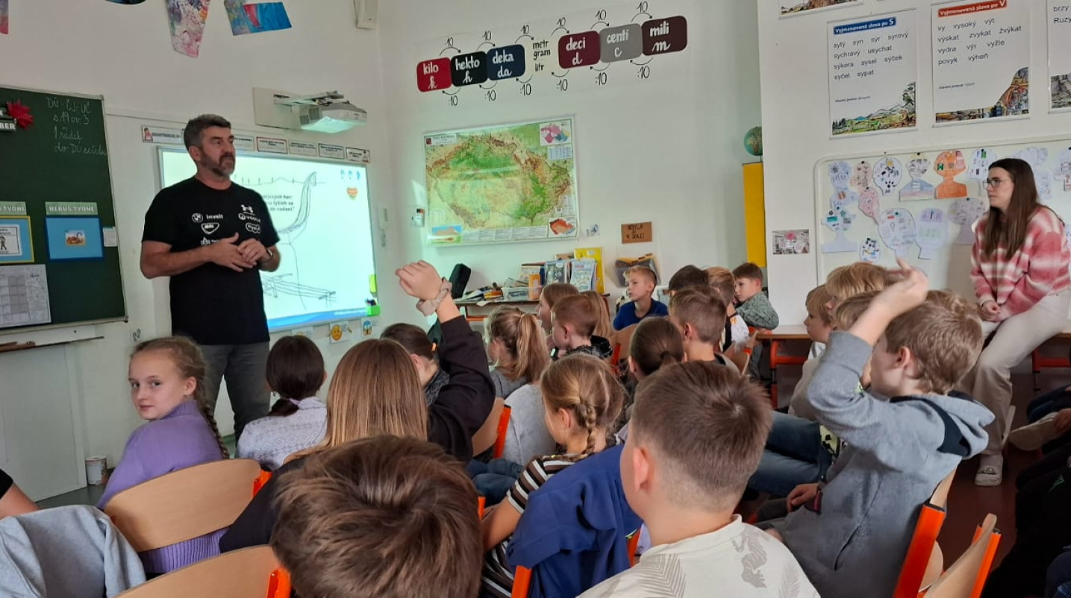 Olympijský medailista Jaroslav Sakala přiblížil žákům opavské ZŠ Vrchní svět skoků na lyžích
