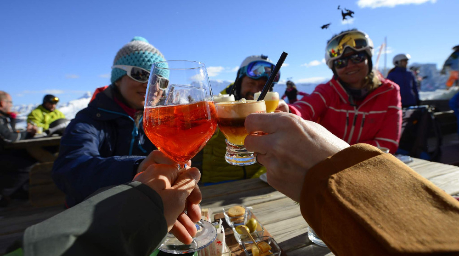 Bezpečně na sněhu: Itálie zavádí nová pravidla pro lyžaře - helma a pojištění budou povinné pro všechny už od sezóny 2025/26