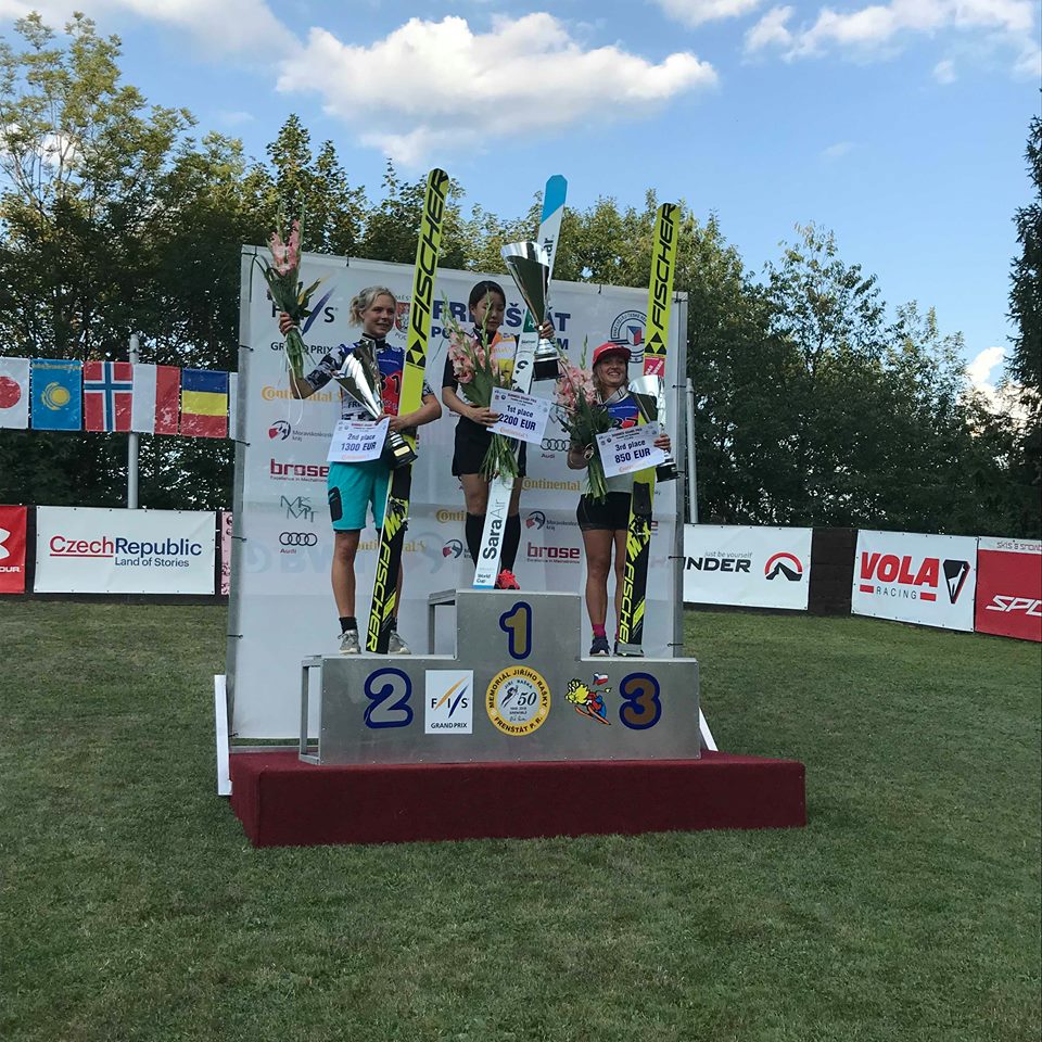 Stupně vítězů. Zleva druhá Maren Lundbyová, vítězná Sara Takanašiová a třetí Katharina Althausová